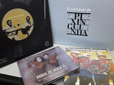 Biblioteca de São Bento do Sapucaí recebe kit de livros recheados de novos títulos do SisEB