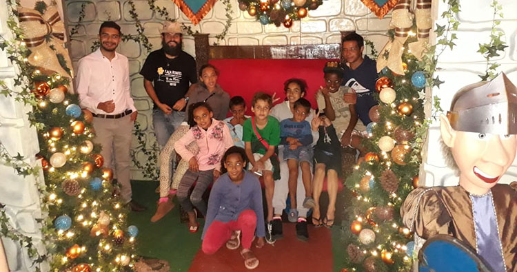 Crianças Sambentistas visitam fábrica de enfeites de Natal e se encantam